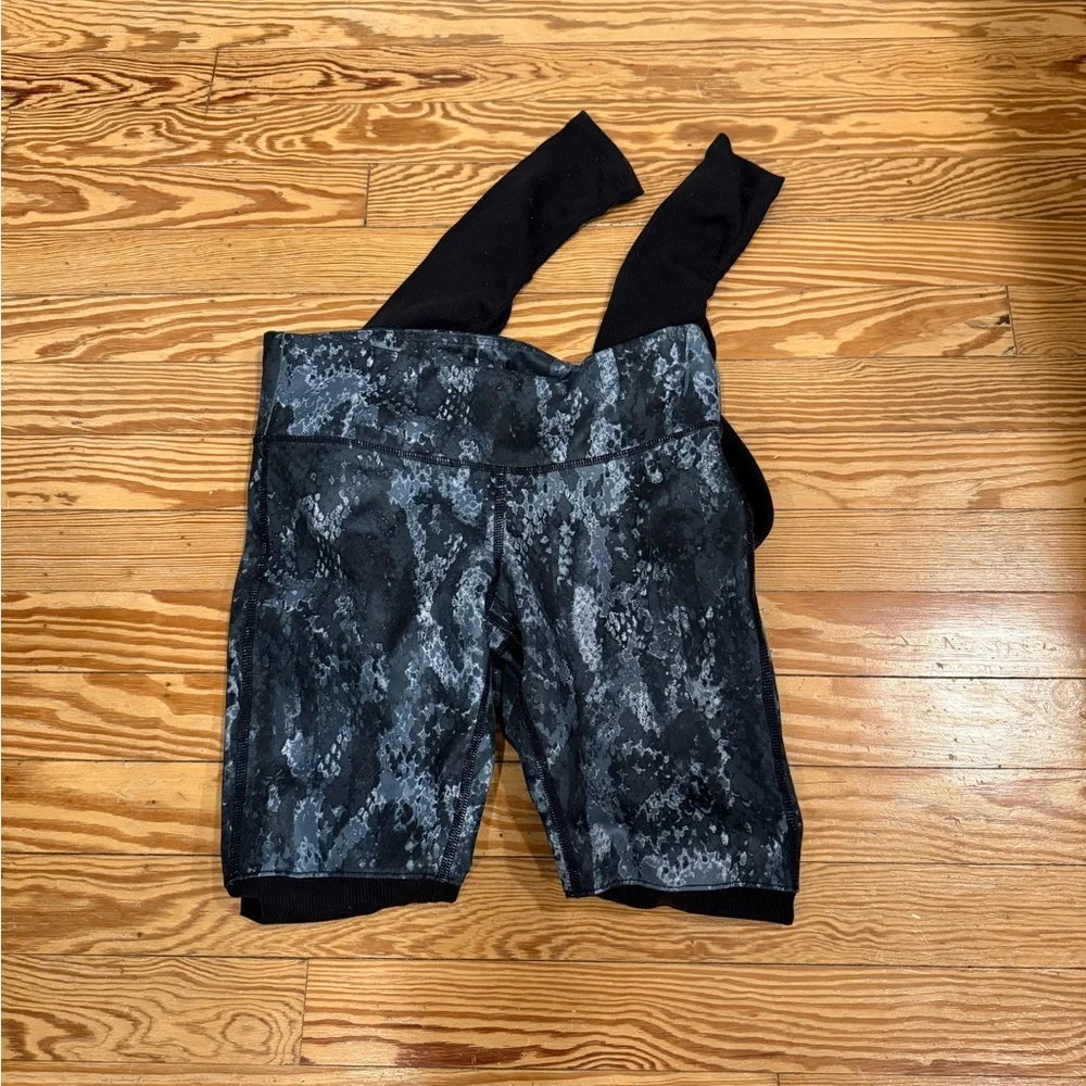 Alo Yoga Goddess Ribbed Leggings in a snakeskin print